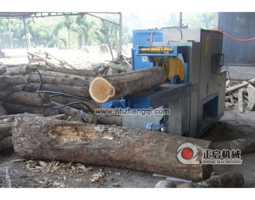 海南島鋸橡膠木25機加工現(xiàn)場